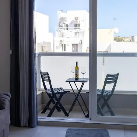 Apartment Court By Buena Vista *