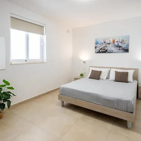 Apartment Court By Buena Vista *