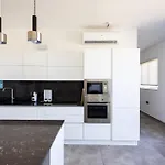 Apartment Court By Buena Vista Bur Marrad