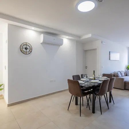 Court By Buena Vista *