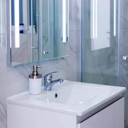 Court By Buena Vista דירה Bur Marrad