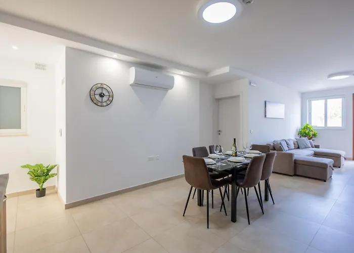 Court By Buena Vista *